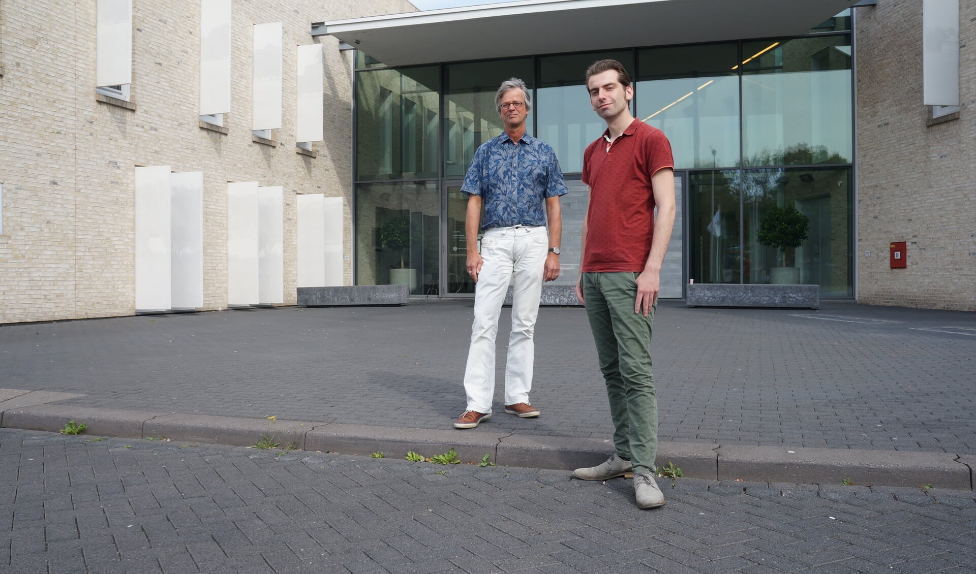 Wethouder Paul Hofman (rechts) en duurzaamheidscoördinator Erik Mol van de gemeente Bronckhorst voor het duurzame gemeentehuis in Hengelo Gld. Foto: Achterhoek Onderneemt Duurzaam