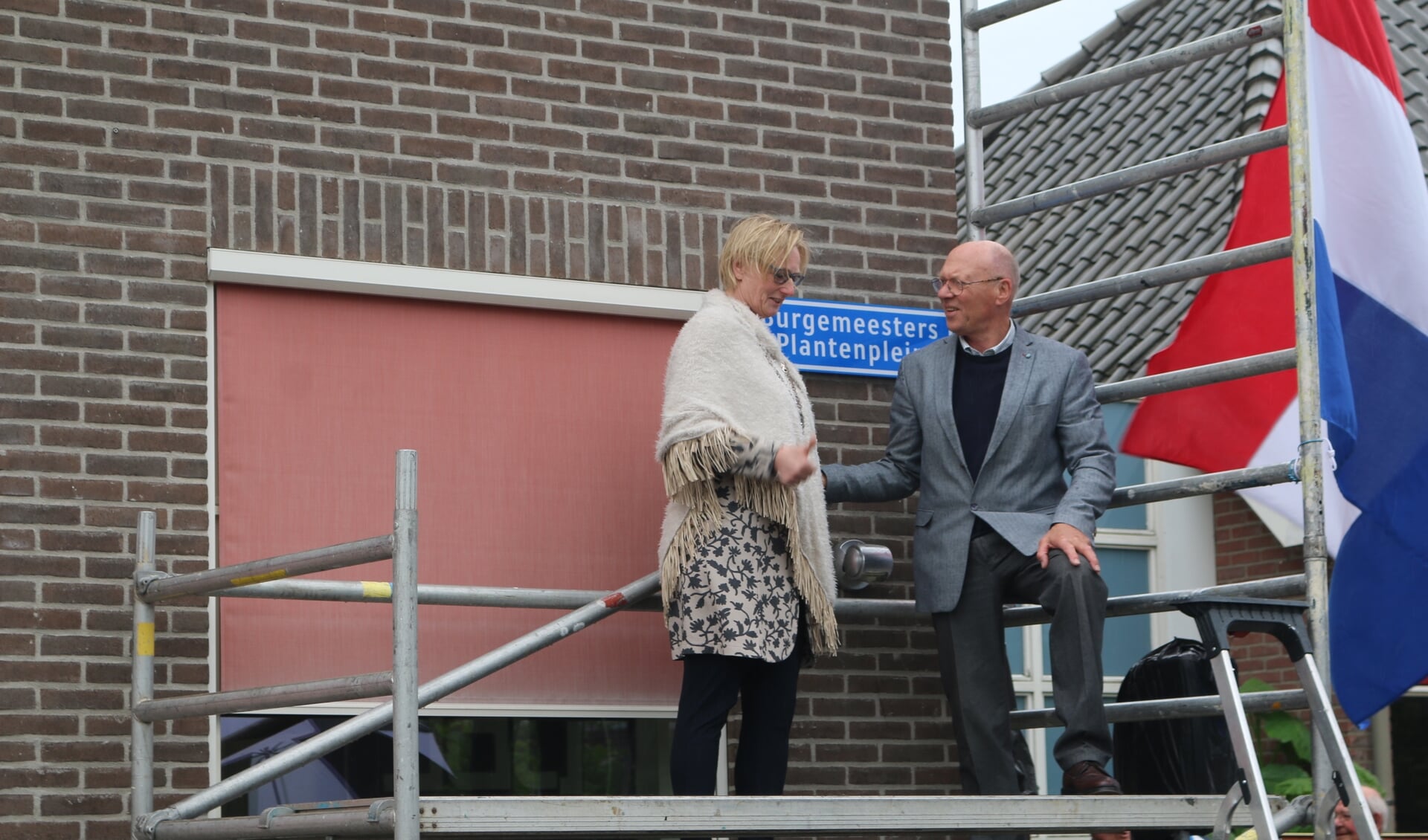 Burgemeester Marianne Besselink schroefde het nieuwe straatnaambord op De Kei. Foto: Anita Bongers