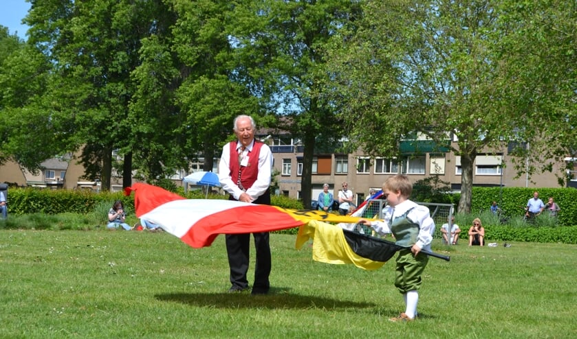 De oudste en de jongste vendelier in een spontaan optreden. Foto: Sven Hans