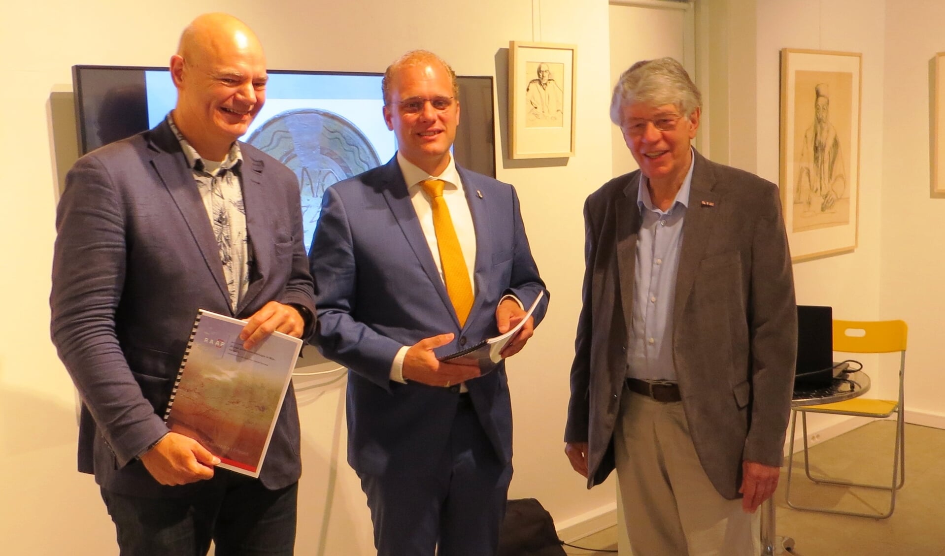 Voormalig wethouder Gommers en burgemeester Bengevoord kregen van Jan Goorhuis het rapport. Foto: Bernhard Harfsterkamp 
