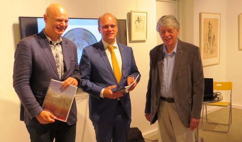 Voormalig wethouder Gommers en burgemeester Bengevoord kregen van Jan Goorhuis het rapport. Foto: Bernhard Harfsterkamp