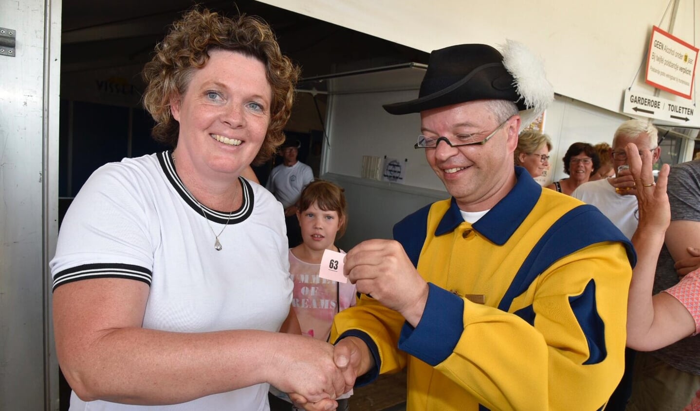 Knuppelkoningin na loting Nancy Schenning wordt gefeliciteerd door voorzitter Martijn Pietersen. Foto: Schuttersgilde St. Jan Keijenborg