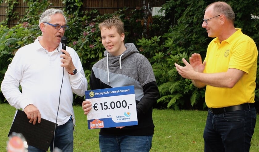Milan Altena (14) uit Zutphen ontvangt de cheque van organisatoren Dietmar Serbee (r) en Arjen van der Sar van Rotary Gorssel. Foto: PR
