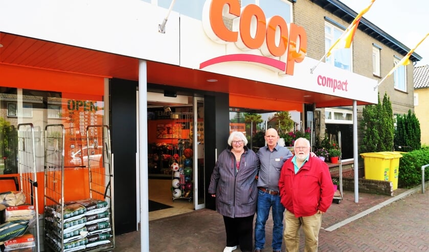COOP-ondernemer Nico Tromp (midden) samen met Jan en Diny Bouwmeesters. Foto: Theo Huijskes