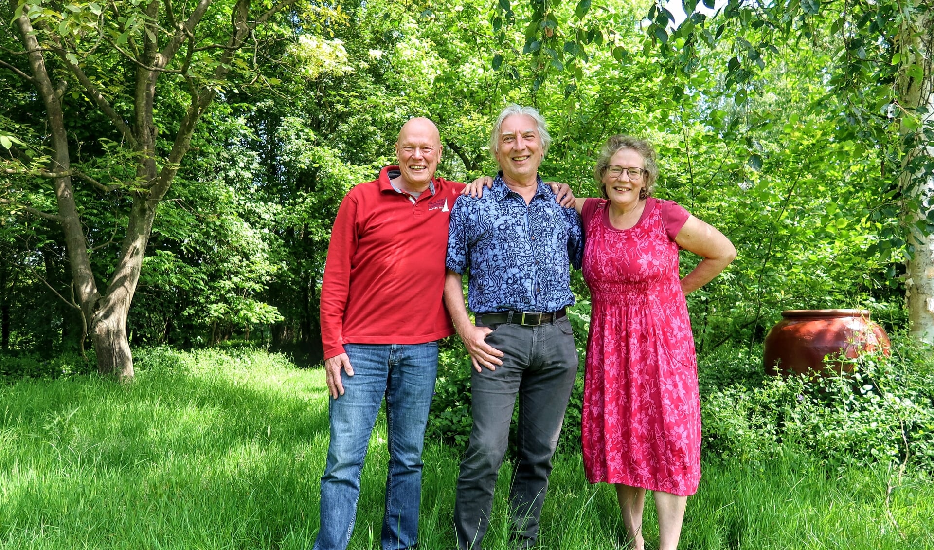 Gerard Oud, Ton Fontijn en Tamara Sunier (v.l.n.r) behoren tot het projectteam van de Hengelose energiecoöperatie De Groene Draad. Op de foto ontbreken Erik de Greef en Meindert Dijkstra. Foto: Luuk Stam