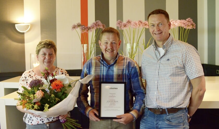Ingrid en Bennie (midden) Mentink met directeur Albert ten Wolde van Straatman. Foto: PR