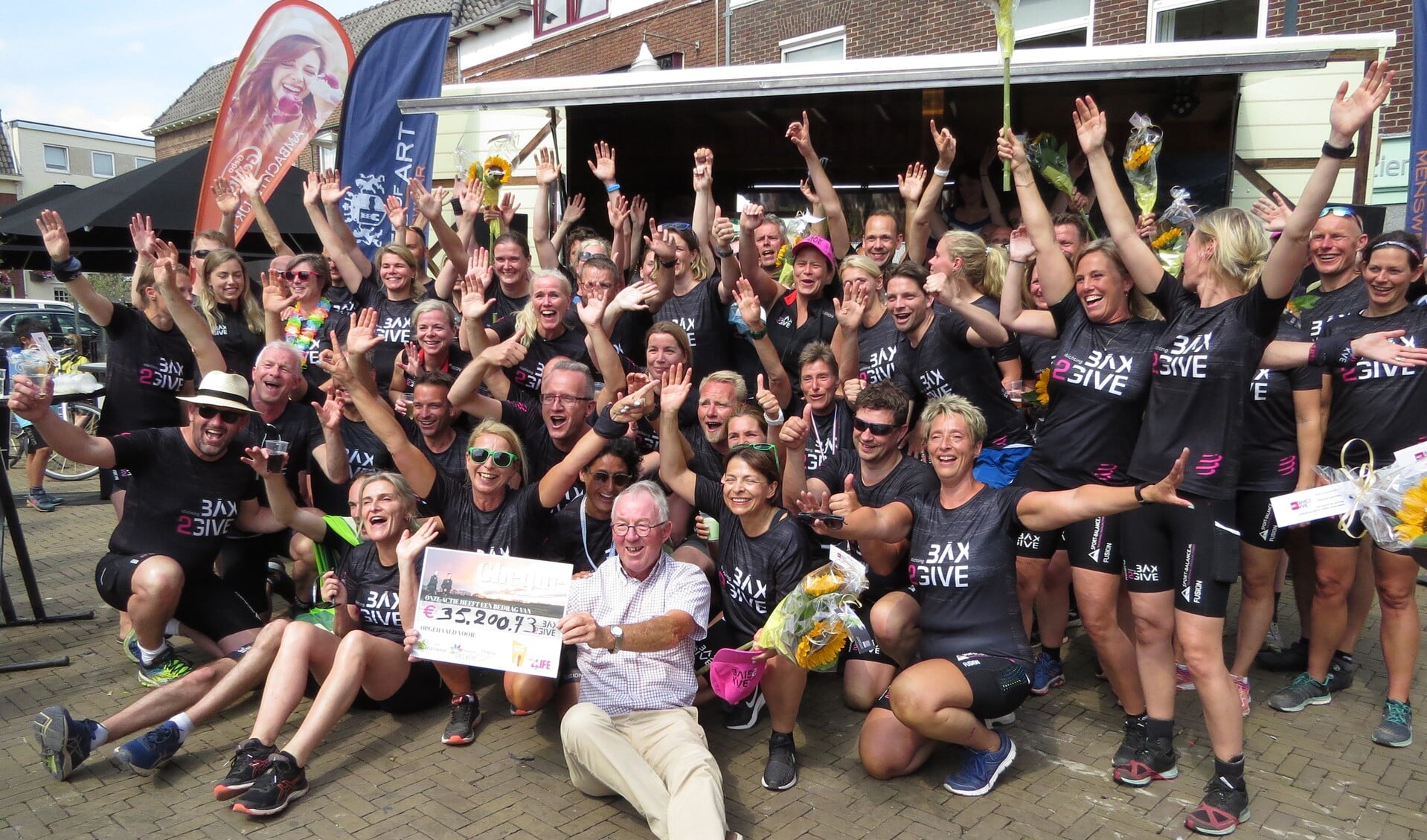 De crew van Care4Life bracht een mooi bedrag bijeen voor hospices en het Inloophuis Oude IJssel. Foto: Josée Gruwel 