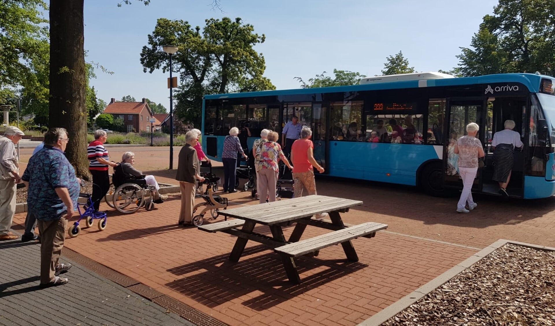 De bus van Arriva reed voor om de Eetcafé-bezoekers naar het 'geheime' reisdoel te brengen. Foto: PR