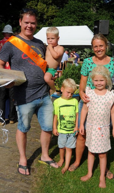 De nieuwe schutterskoning van buurtschap De Wildenborch Johan Addink met zijn familieleden. Foto: Johan Braakman