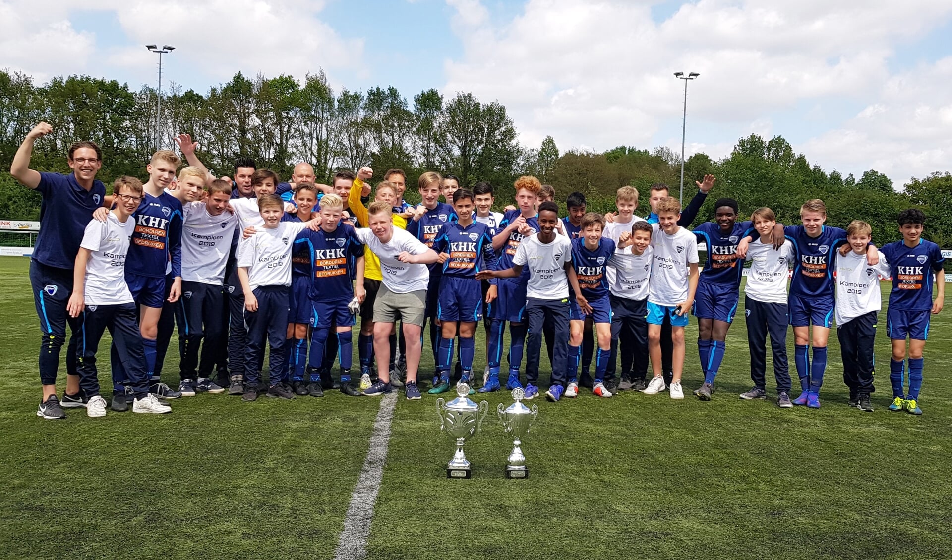 FC Trias JO15-1 en JO15-2 vieren samen hun dubbele kampioenschap. Foto: PR FC Trias