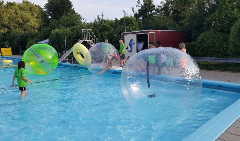 De Zwem4daagse is veel meer dan alleen baantjes trekken, de activiteitencommissie organiseert elke avond weer leuke, spannende activiteiten zoals aquabal. Foto: Zwembad Steenderen