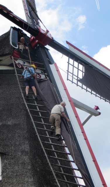 Natasja Klein Nulent en Jos Kablau waren zaterdag samen met Henk Ruiterkamp druk in touw om de zeilen te vervangen. Foto: PR.