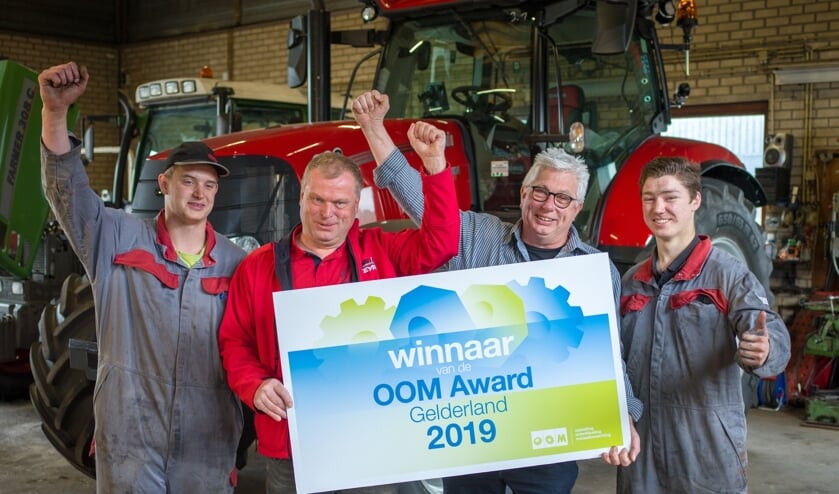 Praktijkopleider Jan Eskes en eigenaar Bennie Hietbrink te midden van de leerlingen die momenteel bij het bedrijf in opleiding zijn. Foto: Olivier Huisman