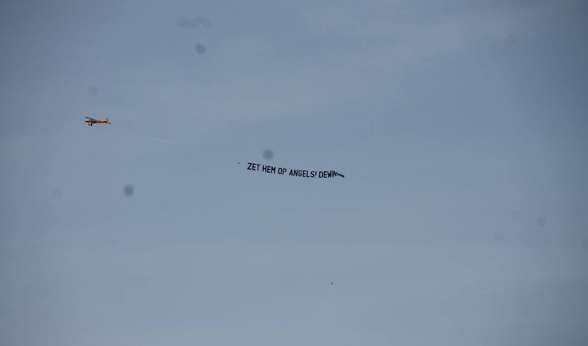 Het reclamevliegtuigje dat de tekst 'Zet hem op Angels' voortsleepte. Foto: Lydia ter Welle