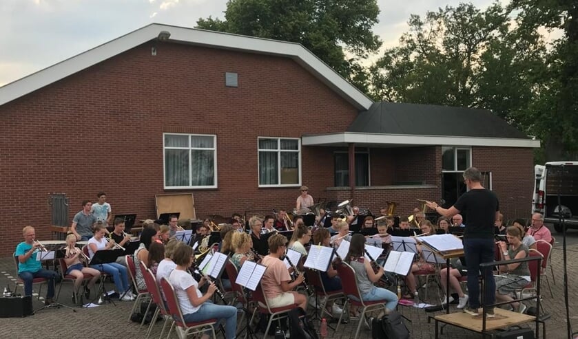 Er wordt flink geoefend door het orkest, ook in de buitenlucht. Foto: PR Concordia