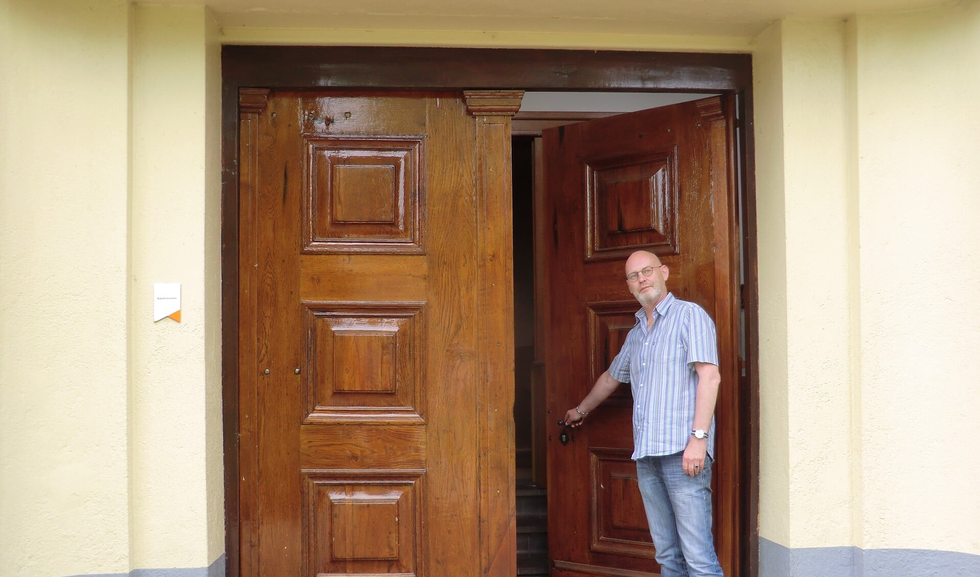 Theo Menting bij de deur van de Sint Maartenkerk. Foto: Walter Hobelman