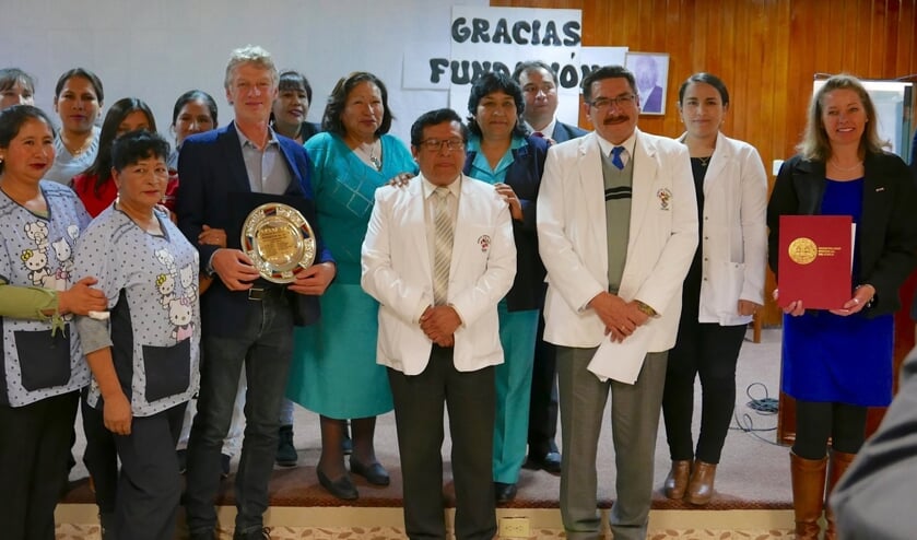Walter Meekes en Tineke Griffioen tussen de Peruviaanse autoriteiten en de medewerkers van het ziekenhuis in Cusco. Foto: PR