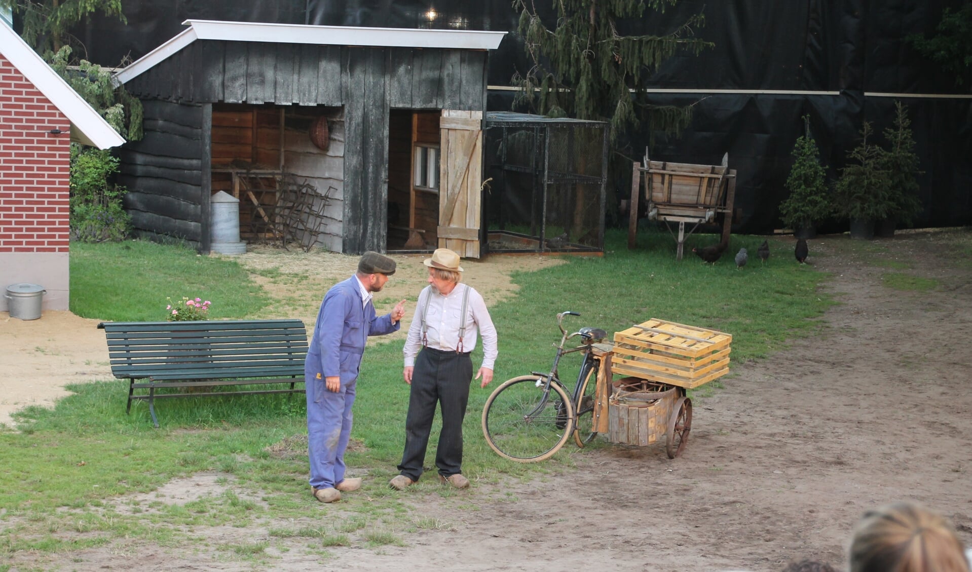 Derk in gesprek met Kippengert (rechts), eigenaar van de fiets met zijspan. Foto: Lydia ter Welle