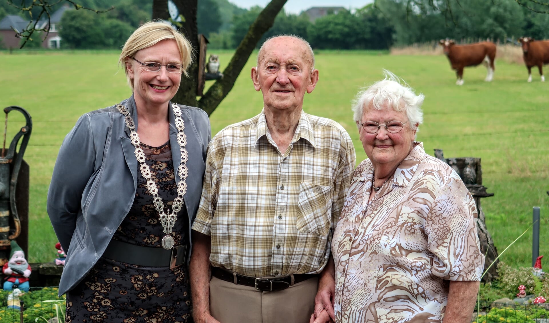 Hendrik en Dini Klein Gotink kregen ter gelegenheid van hun 60-jarig huwelijk bezoek van burgemeester Marianne Besselink. Foto: Luuk Stam