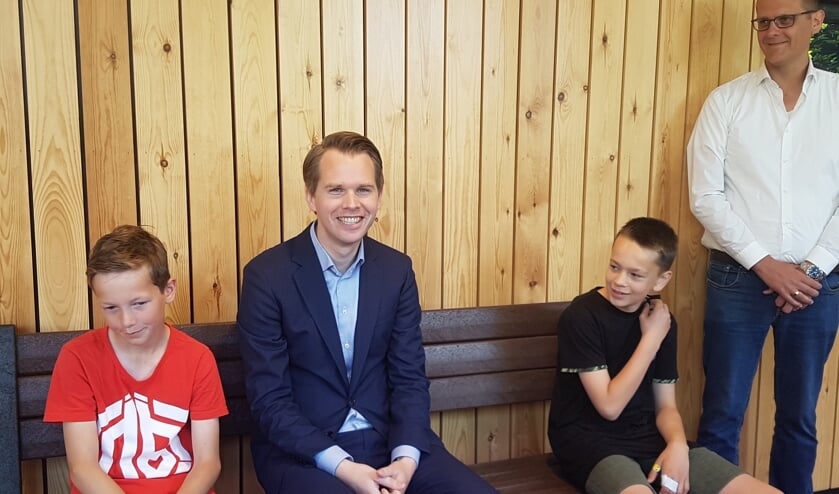 Wethouder Bart Porskamp op de plastic bank. Rechts Jeroen Joling van Rouwmaat Groenlo.