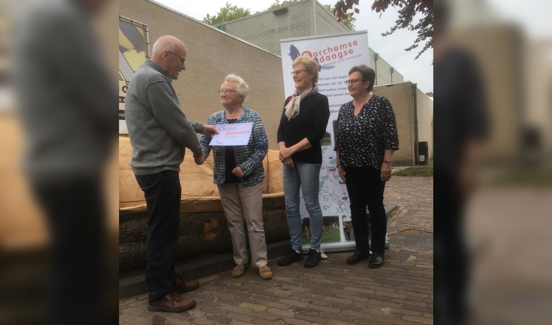 Henk Luesink overhandigt de cheque aan 'senior' Annie Luesink, onder het toeziend oog van bestuursleden Anneke Koeleman en Ada Lievestro. Foto: Eddy Brinkman