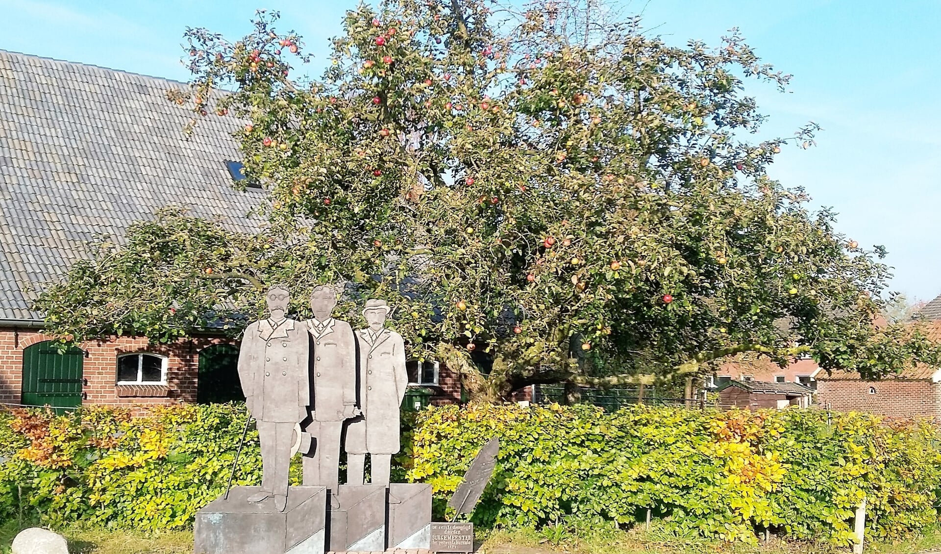 Een oude appelboom bij boerderij Winkels in Gelselaar, achter het kunstwerk van de drie schrijvende meesters, inspireerde tot het organiseren van een zeer afwisselende Appeldag. Foto: PR