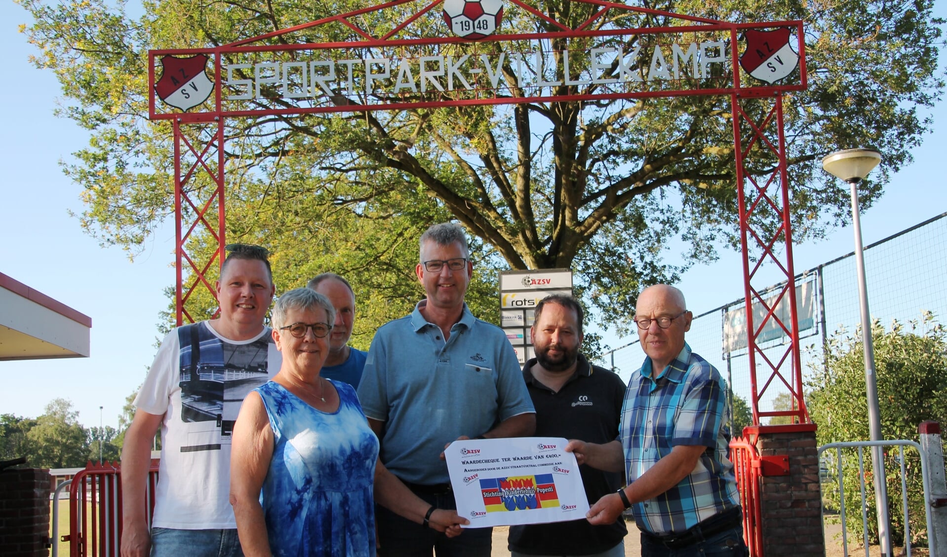 Cheque van AZSV stratenvoetbaltoernooi voor Kindertehuis Popesti