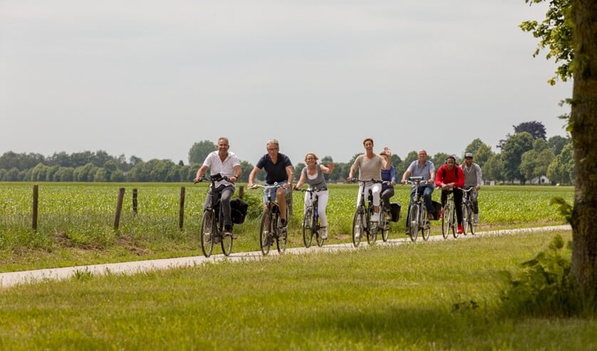 De fietsers genoten van het mooie weer en de fraaie route. Foto: Ilse Bekker