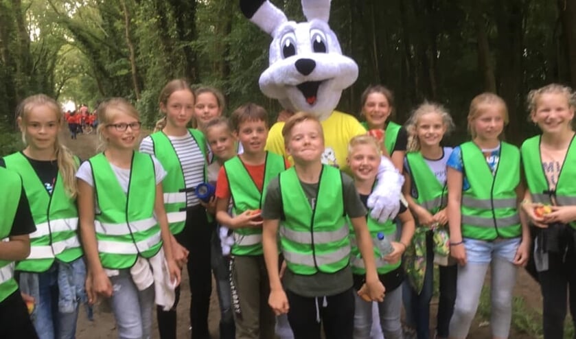 Leerlingen van school De Driesprong met de Ruurlose mascotte Rupo. Foto: PR.