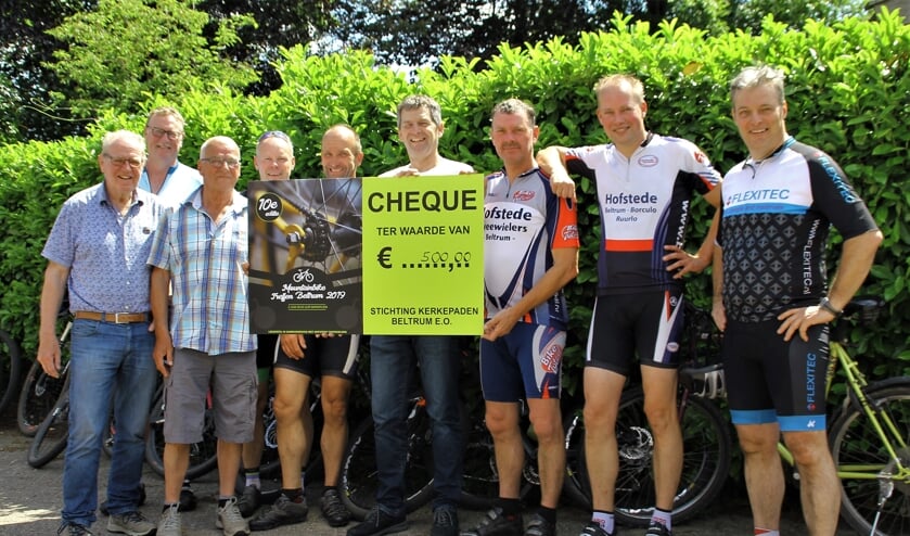 De cheque werd overhandigd aan de Stichting Kerkenpaden. Foto: PR