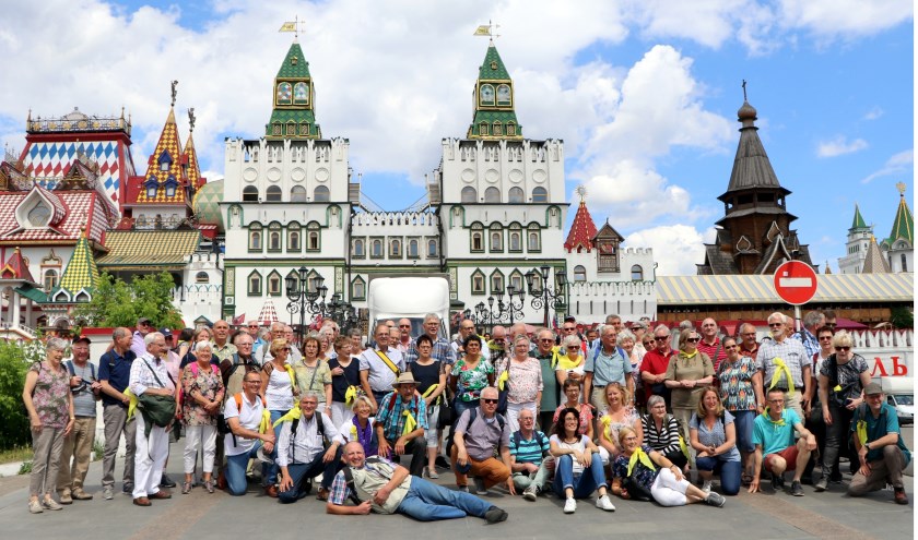 Het Zelhems mannenkoor en gastzangers uit Vlaardingen en Aalten, allen onder leiding van Susanna Veerman, samen met partners in Moskou. Foto: PR
