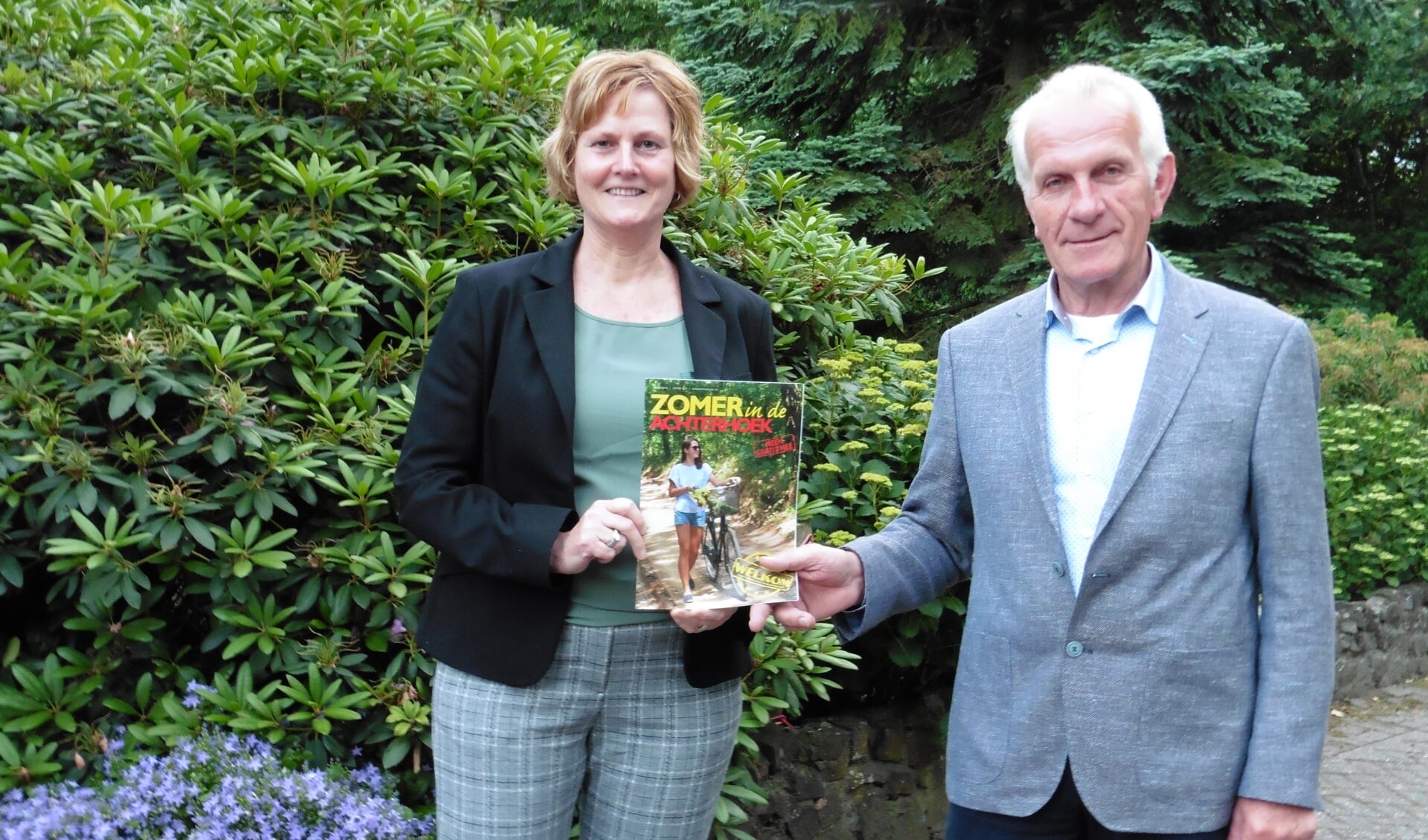 Jeannet Stoverink en Henry Waalderbos van de beheercommissie H. Werenfriduskerk met het magazine 'Zomer in de Achterhoek'. Foto: PR