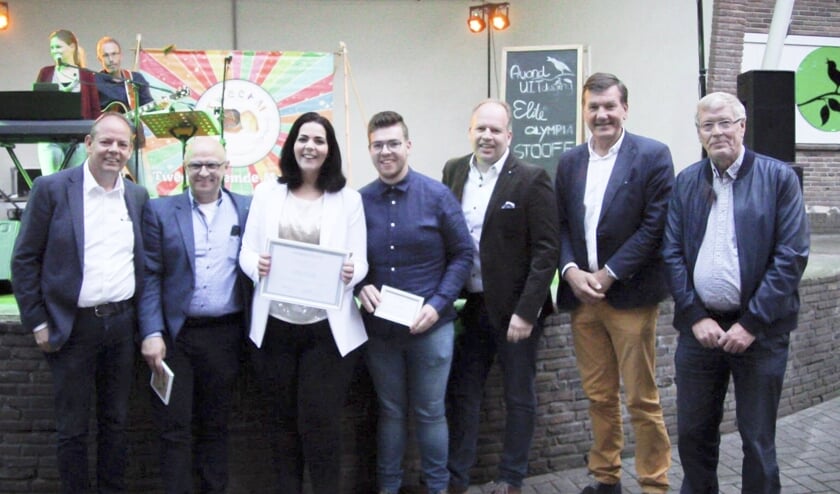 Winnaar Maatschappelijk Ondernemer Berkelland Madelon Kuijk (midden). Foto: Stefan van Drunen