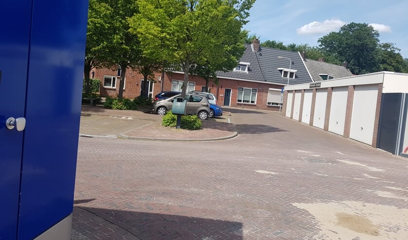De kruising bij de Walstraat wordt een week lang afgesloten voor alle verkeer. Klanten van Albert Heijn kunnen alleen via de Beltrumsestraat op de parkeerplaats komen. Foto: Kyra Broshuis