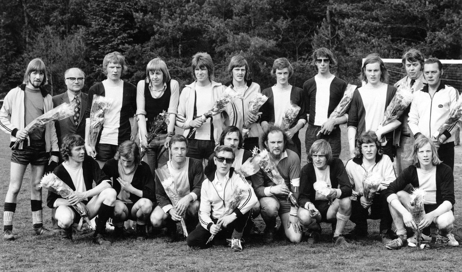 Het kampioensteam van Vorden 1 in de 1e klas GVB in 1974-1975 met o.a. André en Ernst Te Velthuis, Henk Steintjes, Jan Stegeman, Henk Hengeveld, Gerard Meijer, Gerard ter Beest, Bertus Nijenhuis, Tonnie Meijer en Geert Heersink. Foto: PR