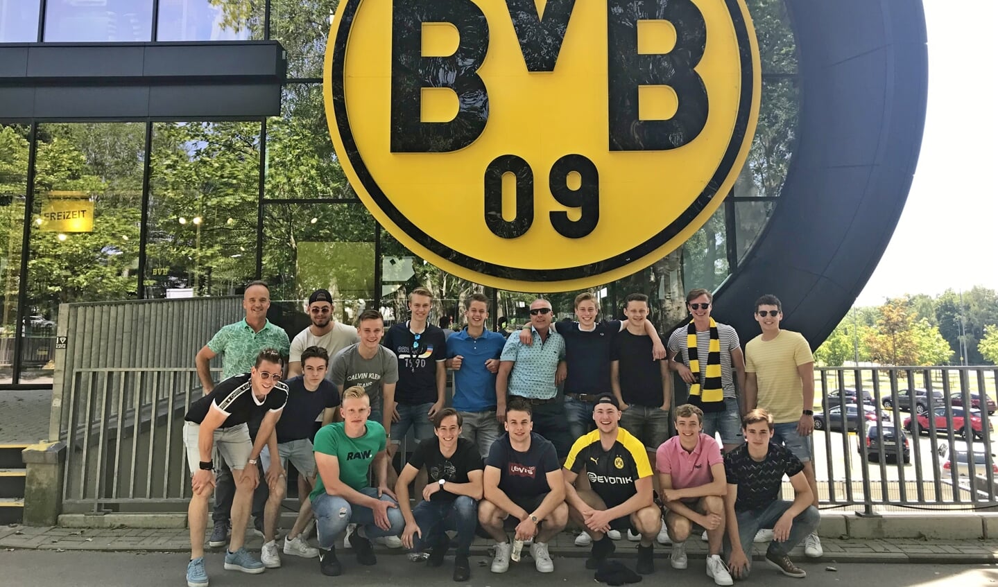 Team en begeleiding van Pax JO19-1 voor het prachtige stadion van Borussia Dortmund. Foto: PR