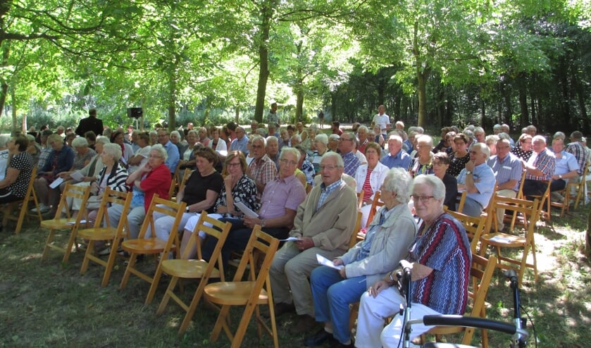 Oecumenische dienst in Steenderen niet in het Plantenbos dit jaar, maar bij Fruitbedrijf Horstink. Foto: Maria Schotman