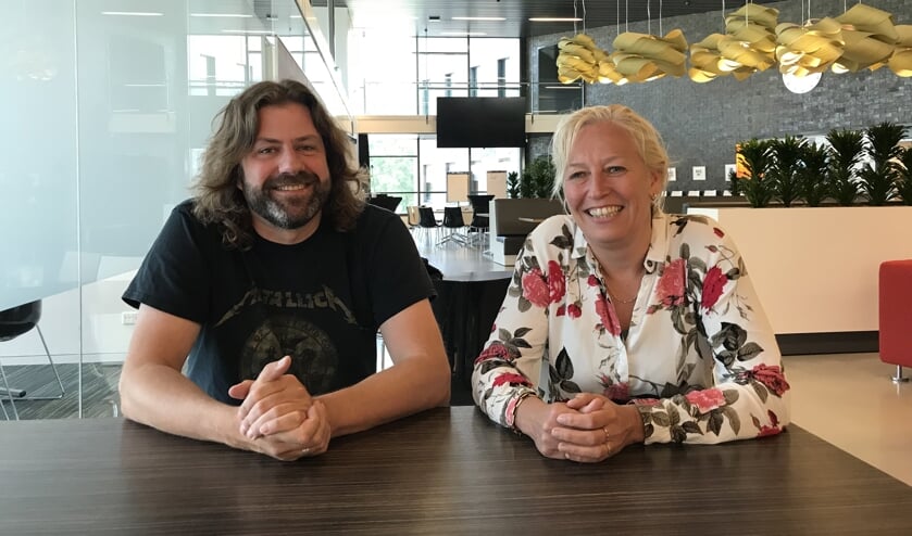 Johan Godschalk en Mirjam Mellink op de plek waar Johan vanaf 6 september wekelijks een inloopspreekuur houdt. Foto: PR gemeente Berkelland