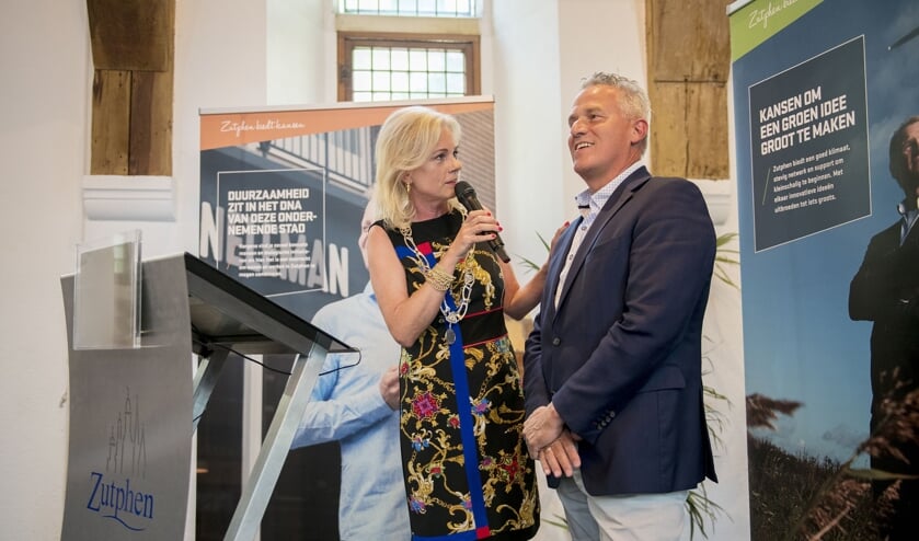 Tijdens de Haring Party op 14 juni reikte burgemeester Annemieke Vermeulen de Zilveren Haring uit aan ondernemer Jan Bobbink van Qlip. Foto: Pascale Drent