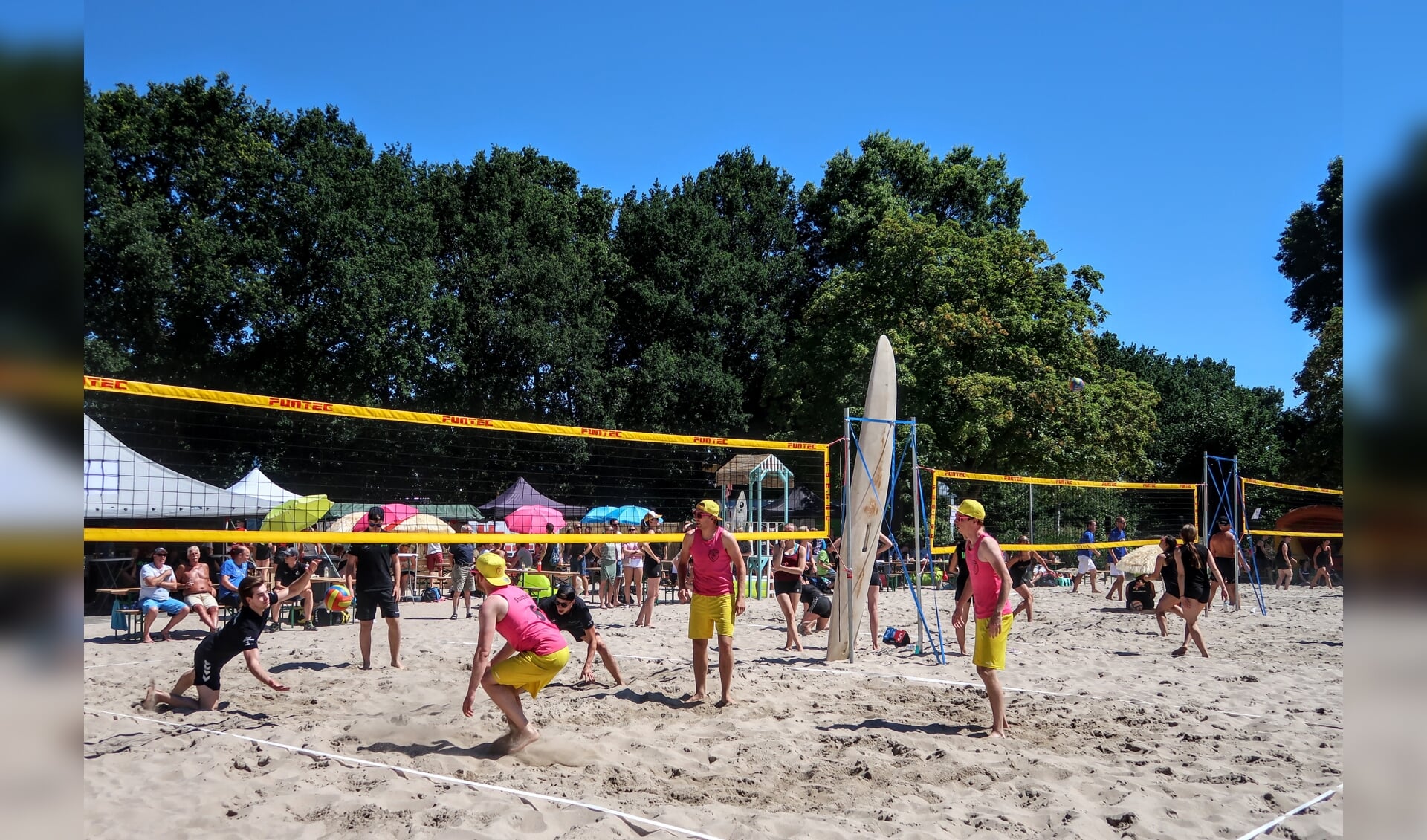Vorig jaar beleefde het beachvolleybaltoernooi van DVO in Hengelo een zonovergoten editie. Foto: Luuk Stam