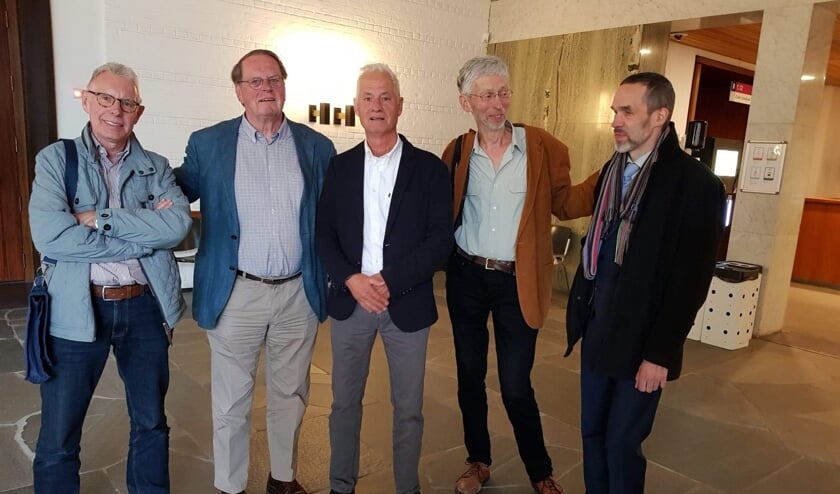 Vlnr. Martin Derks, Jaap Cannegieter, Rob Bongers, Johan Vollenbroek en Valentijn Wösten. De twee laatstgenoemden hebben de stichting vertegenwoordigd in de rechtszaal. Foto: Wilma van der Donk