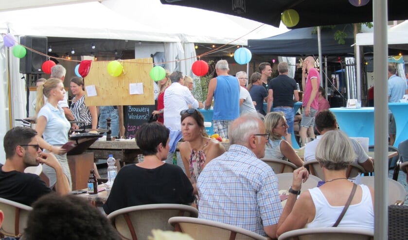 Een volle noordkant van de Markt bij de Preuverie. Foto: Bernhard Harfsterkamp