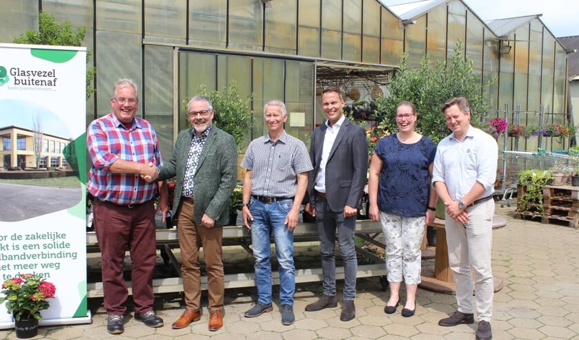 In het bijzijn van wethouder Evert Blaauw (2e van links) van de gemeente Bronckhorst heeft Glasvezel buitenaf bekend gemaakt dat de aanleg van een nieuw glasvezelnetwerk op de bedrijventerreinen in Bronckhorst gaat starten. Foto: PR