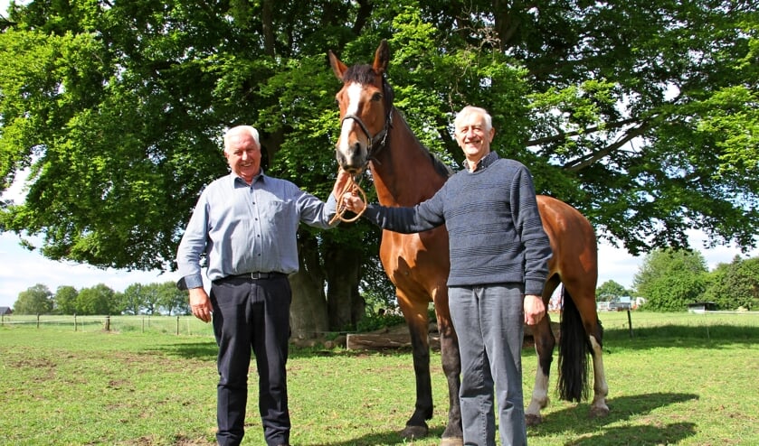 Paardenliefhebbers Tonnie Harmsen (l.) en Joop Wesselink, hier bij Erika van Gert Harmsen, zijn trouwe leden en vrijwilligers van In Stap en Draf. Foto: Liesbeth Spaansen