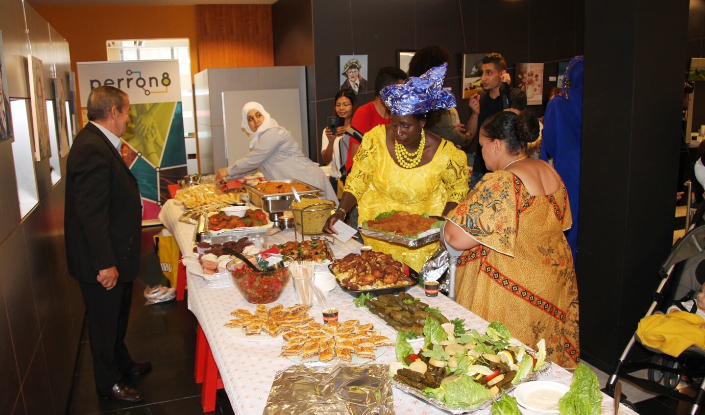 Lekkers uit de Palestijnse gebieden, Marokko, Syrië, Libië, Angola, Armenië, Soedan, Sierra Leone wordt klaar gezet. Foto: Lydia ter Welle