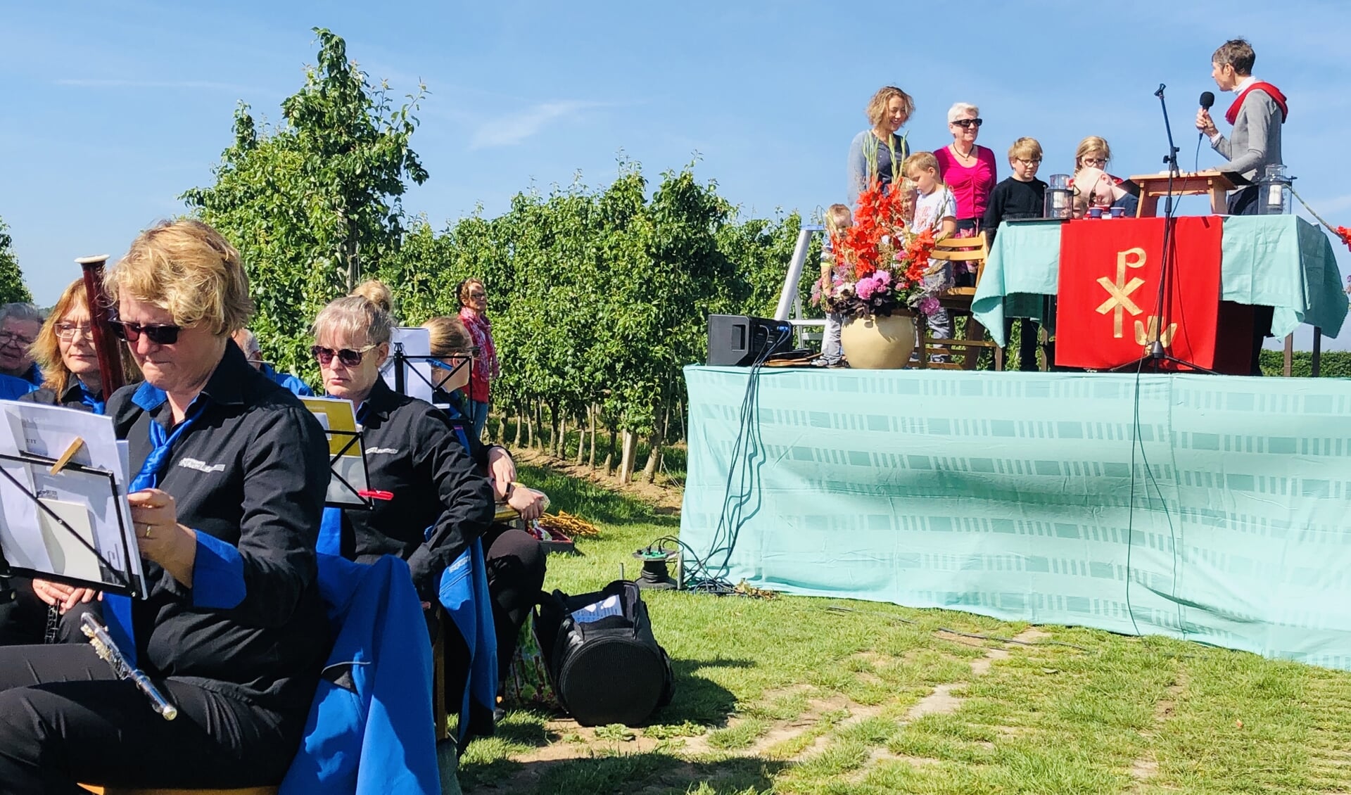 De aanwezige kinderen gingen na een gesprekje met de dominee op speurtocht door de boomgaard van Horstink. Foto: PR