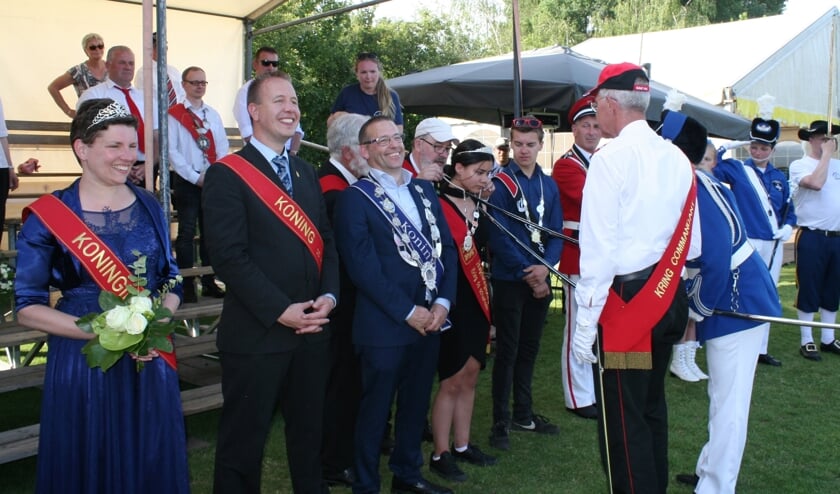 Huldiging van de nieuwe Kringkoning Paul van Koert (blauwe sjerp) van De Eendracht uit Wehl tijdens de Kringdag in Lievelde. Foto: Jos Betting