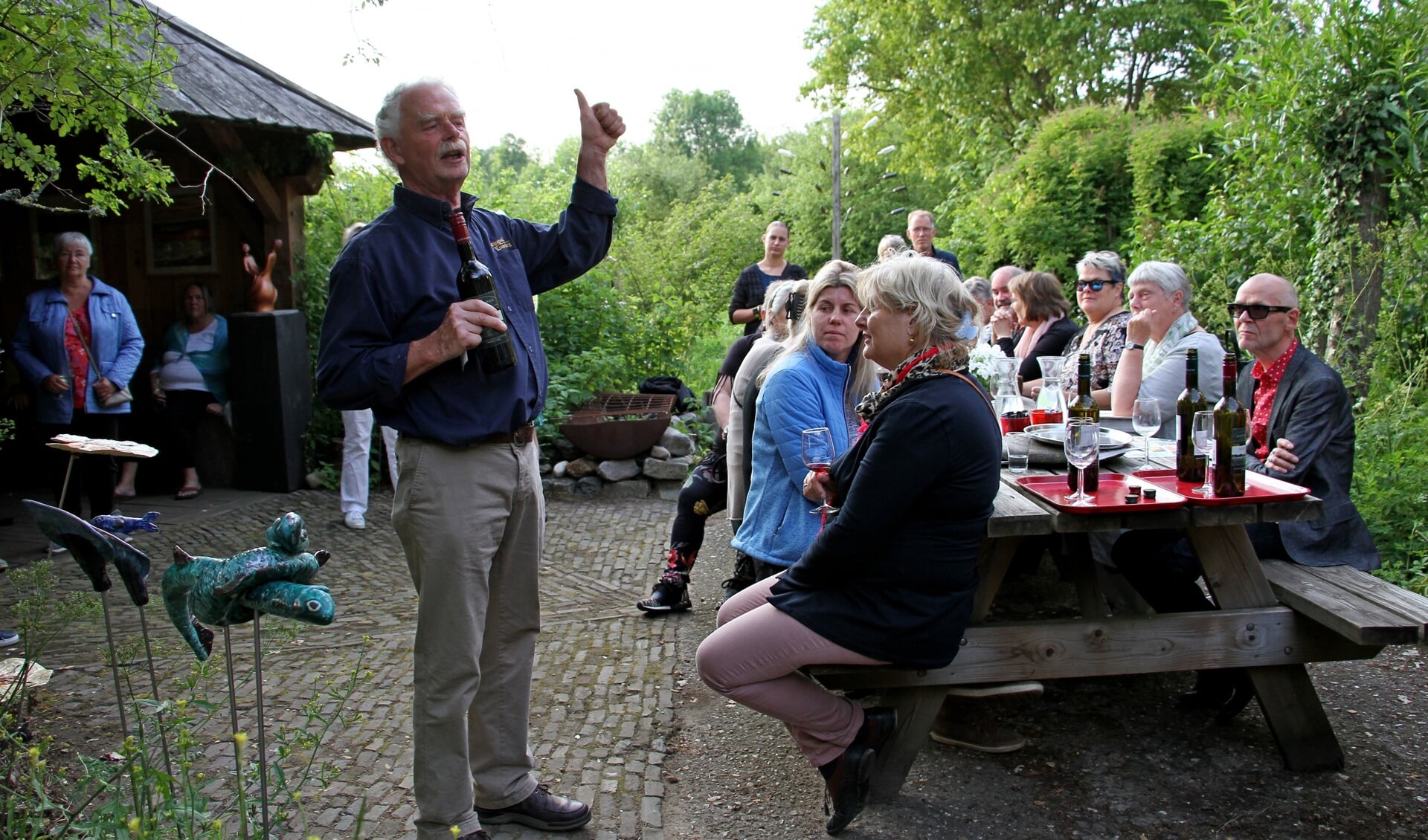 Henk Takken van Wijngoed Kranenburg vertelt de kunstenaars van de kunst4daagse over zijn wijnen. Foto: Achterhoekfoto.nl/Liesbeth Spaansen