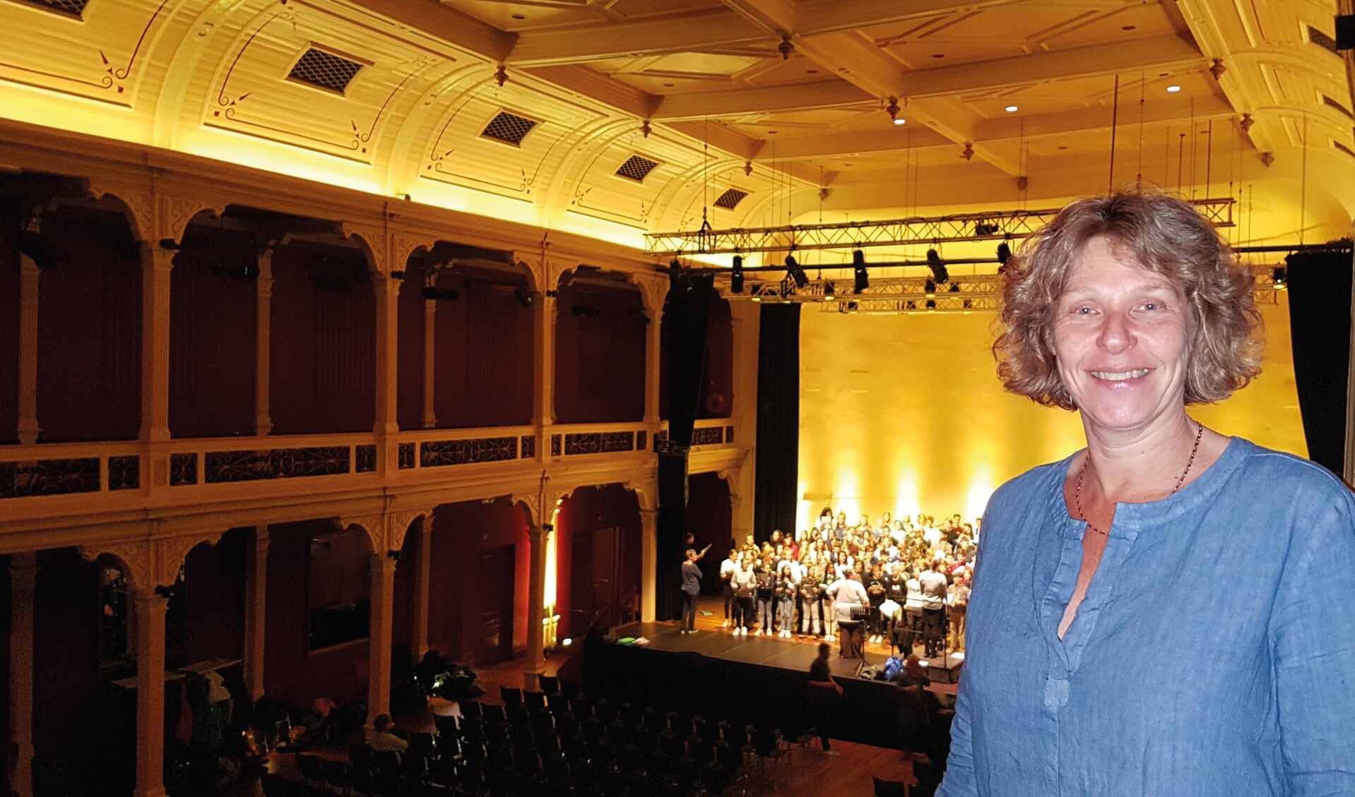 Silvia Heyl in de Buitensociëteit met op de achtergrond het koor van de Vrije School. Foto: PR