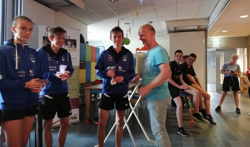 Aron Sanders (3de van links) is de winnaar van de GUV-cup voor de jeugd. Foto: Litac